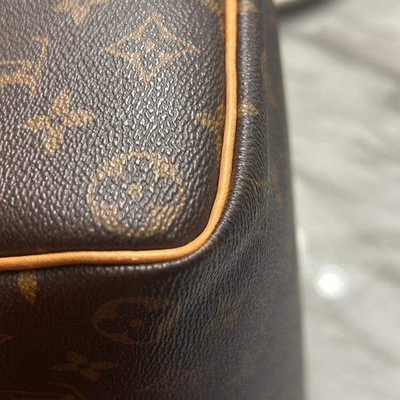 Louis Vuitton Speedy 35 in Monogram - Picture 16 of 17